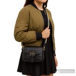 104687238-Cartera-crossbody-Sabrina-color-negro-para-mujer