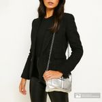 104687247-Cartera-crossbody-Unexpected-plateada-para-mujer