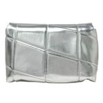 104687247-Cartera-crossbody-Unexpected-plateada-para-mujer