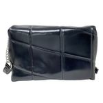 104687248-Cartera-crossbody-Unexpected-negra-para-mujer