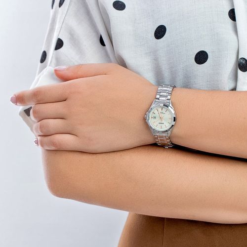 Reloj Casio análogo de acero inoxidable plateado para mujer