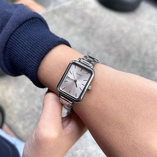 Reloj Casio análogo de acero inoxidable color plateado para mujer