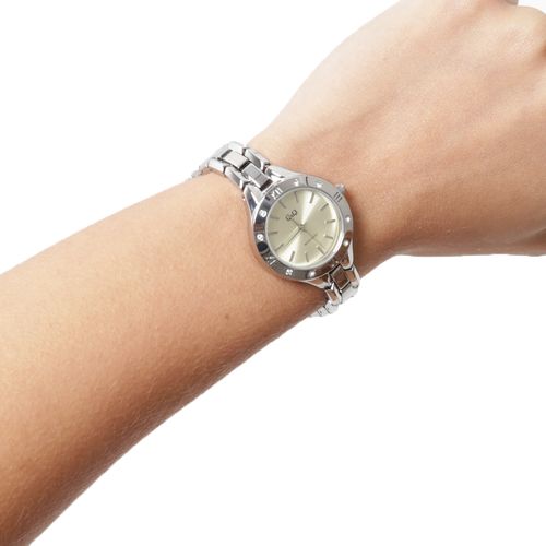 Reloj Q&Q análogo de metal plateado para mujer