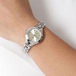 104947932-Reloj-Q-Q-analogo-de-metal-plateado-para-mujer