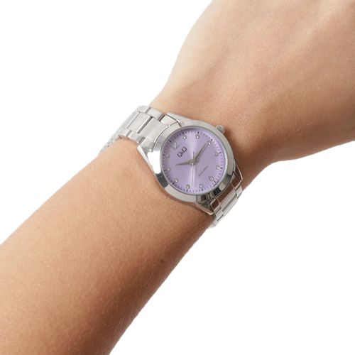 Reloj Q&Q análogo de metal plateado para mujer