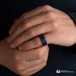 104933282-Anillo-de-acero-inoxidable-con-banda-negra-para-hombre