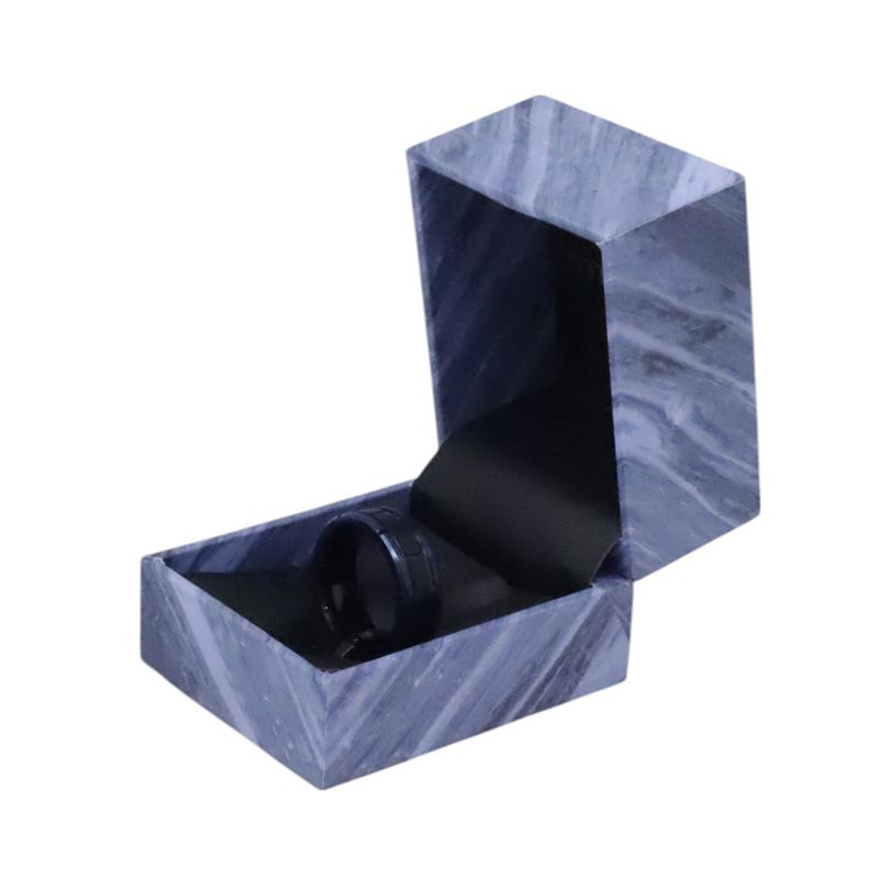 104933282-Anillo-de-acero-inoxidable-con-banda-negra-para-hombre