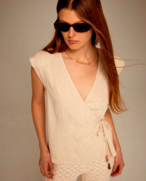 Blusa Sfera casual beige manga corta para mujer