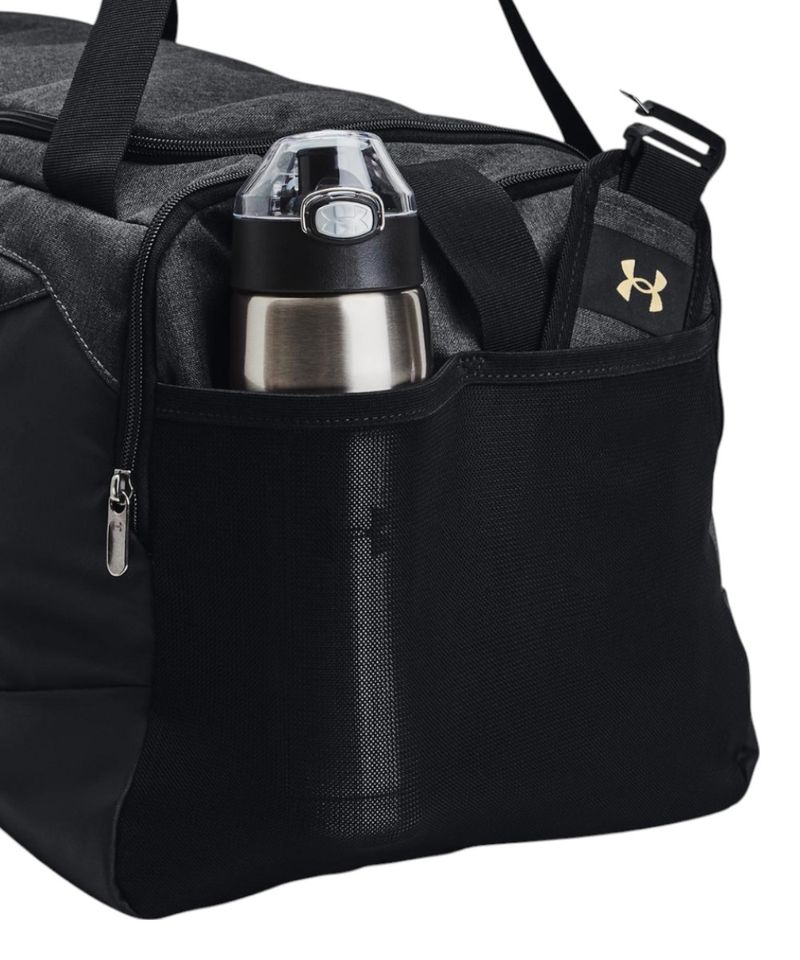 104948474-Maletin-deportivo-Under-Armour-estampado-color-negro-y-gris