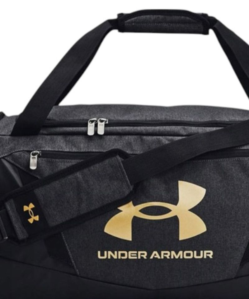 104948474-Maletin-deportivo-Under-Armour-estampado-color-negro-y-gris
