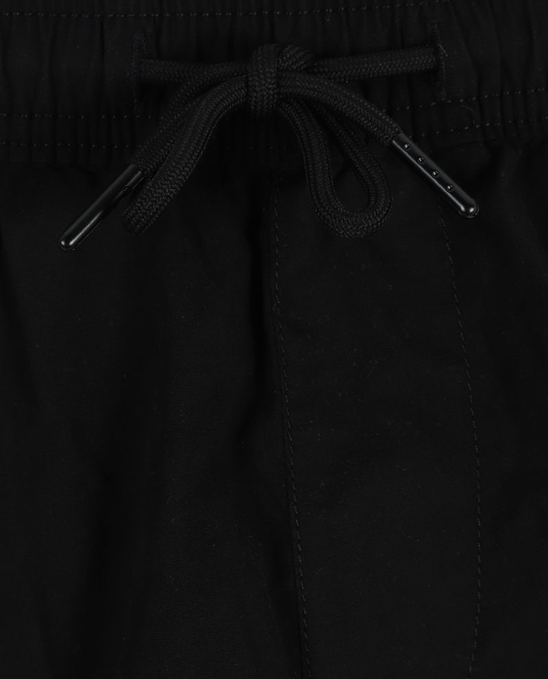 104920275-Short-jogger-Denim-and-Flower-negro-solido-para-hombre