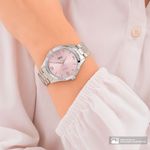 104947945-Reloj-Q-Q-analogo-metalico-color-plateado-para-mujer
