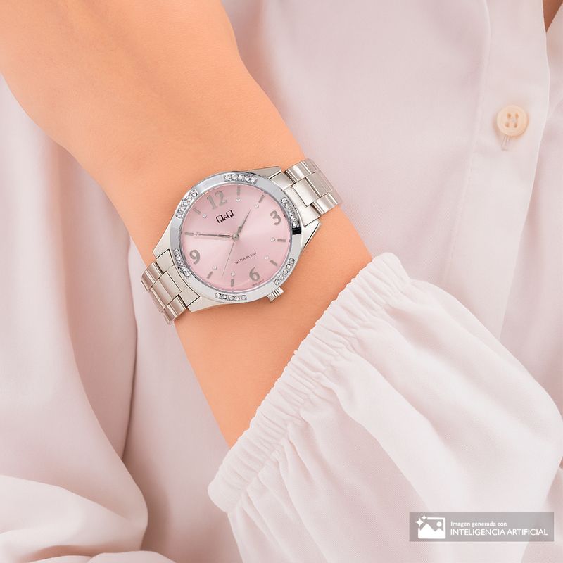 104947945-Reloj-Q-Q-analogo-metalico-color-plateado-para-mujer