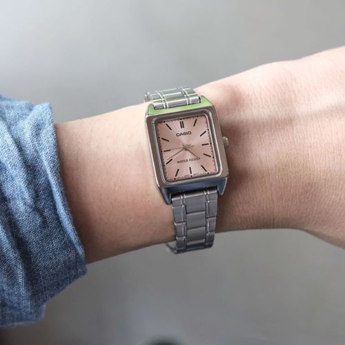 Reloj Casio análogo de metal plateado para mujer