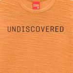 104940864-Camiseta-beige-con-estampado-para-niño