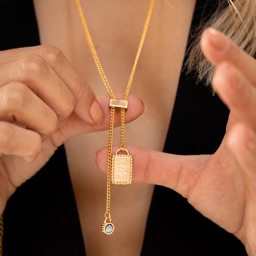 Collar con dijes dorado para mujer