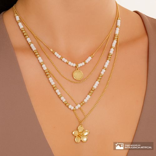 Collar dorado con cuentas blancas y dije de flor para mujer