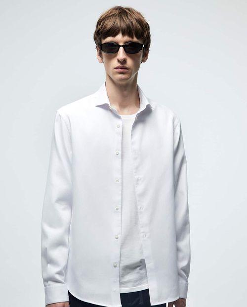 Camisa casual Sfera regular fit blanca sólida para hombre