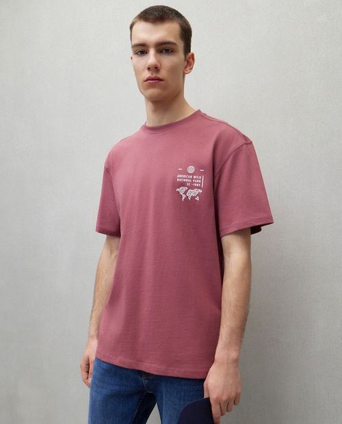 Camiseta Easy Wear relaxed fit rosada con estampado "Young, Wild" para hombre