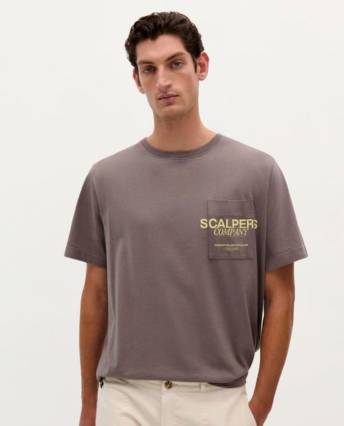 Camiseta Scalpers regular fit café estampada para hombre