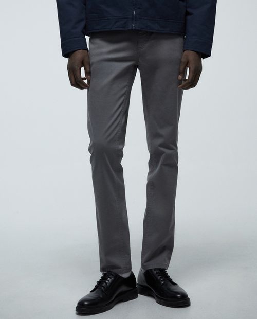 Pantalón casual Sfera slim fit gris sólido para hombre