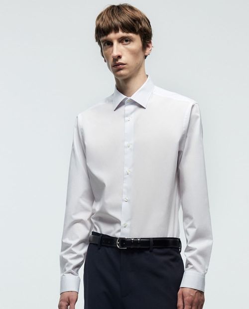 Camisa casual marca Sfera slim fit blanca sólida para hombre