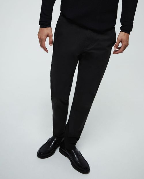 Pantalón chino Sfera slim fit negro sólido para hombre