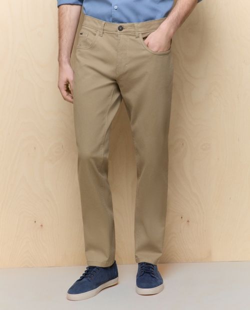 Pantalón 5 pocket Easy Wear slim fit beige sólido para hombre