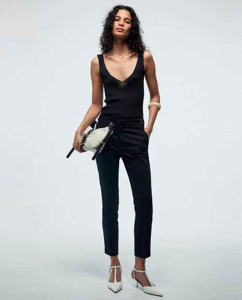 Pantalón Sfera chino negro de cintura media para mujer