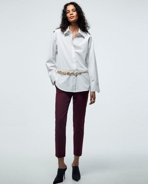 Pantalón Sfera chino color vino de cintura media para mujer