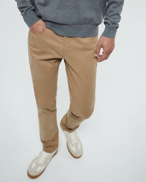 Pantalón casual Sfera slim fit café claro sólido para hombre