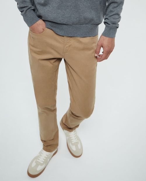 Pantalón casual Sfera slim fit café claro sólido para hombre