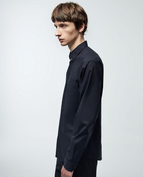 Camisa casual Sfera slim fit negra sólida para hombre