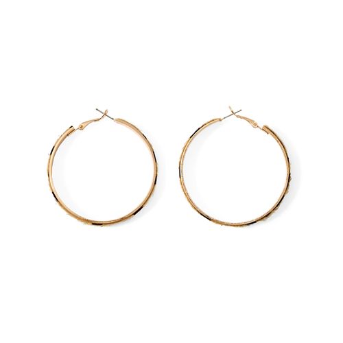 Aretes dorados tipo argolla con estampado animal print