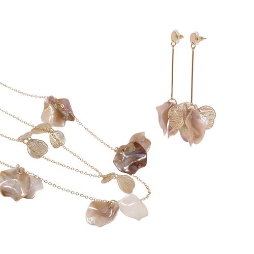 Set de aretes y collar dorado para mujer