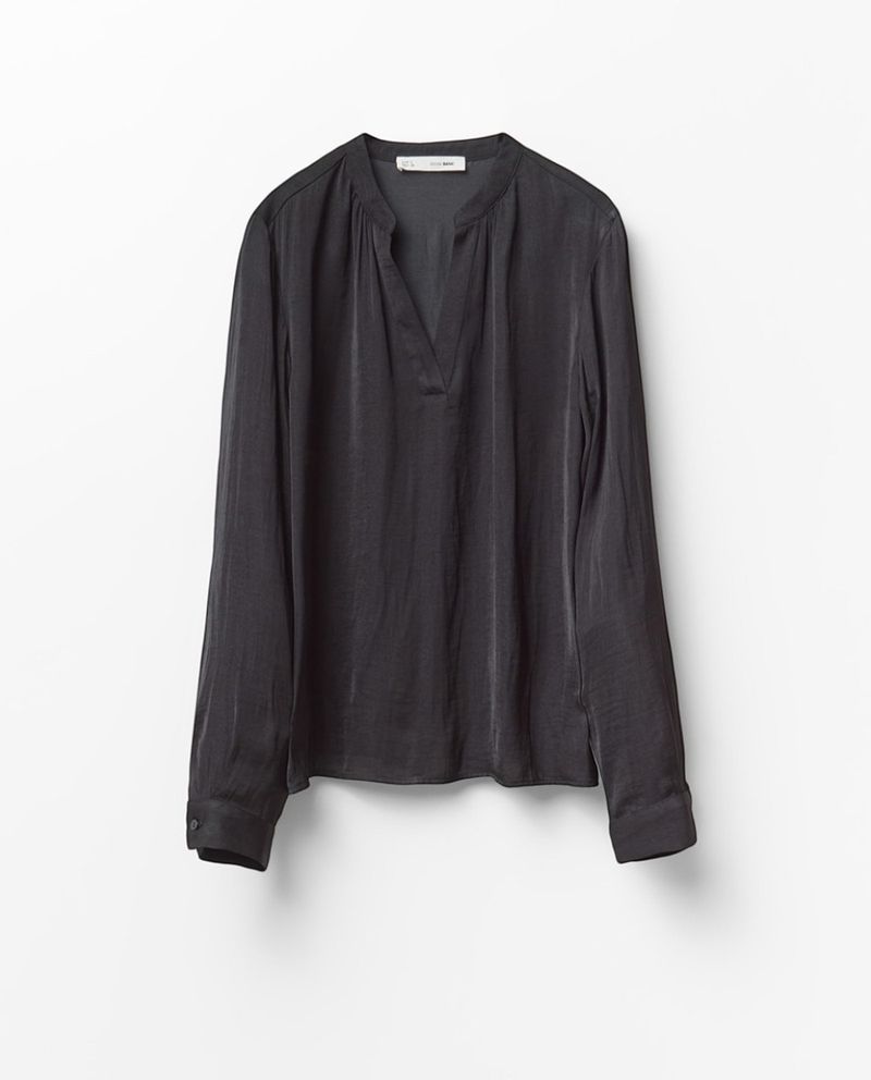 105021513-Blusa Sfera casual negra de manga larga para mujer