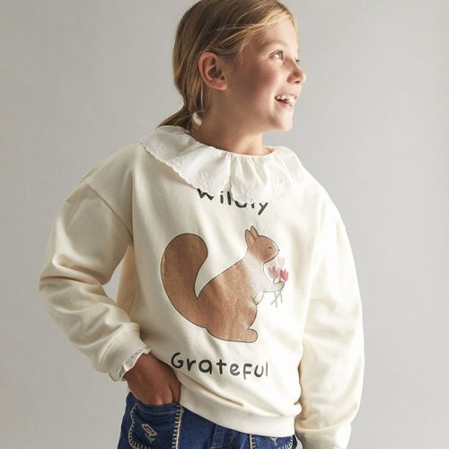 Suéter pull over beige con estampado para niña