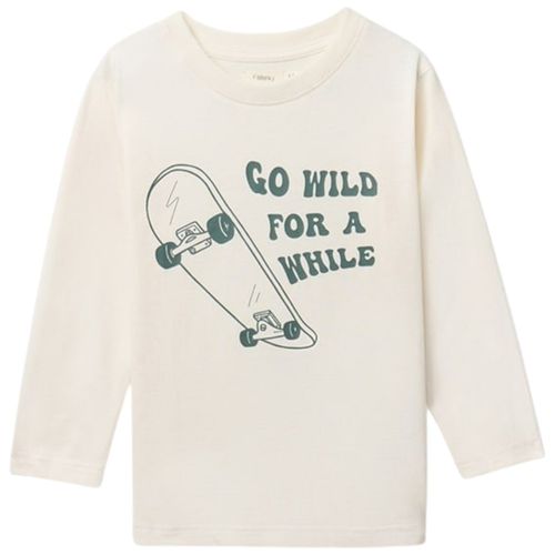 Camiseta beige con estampado de patineta para niño