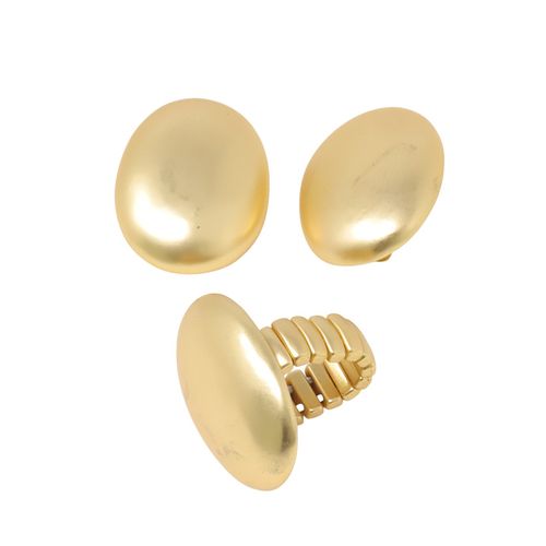 Set dorado de aretes y anillo ajustable con diseño ovalado
