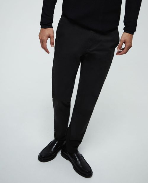 Pantalón chino Sfera slim fit negro sólido para hombre