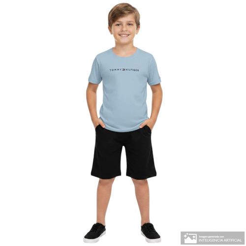 Camiseta celeste con logo para niño