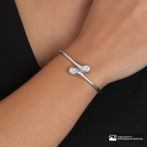 Pulsera rígida en tono plateado para mujer