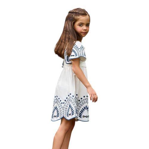 Vestido blanco bordado para niña