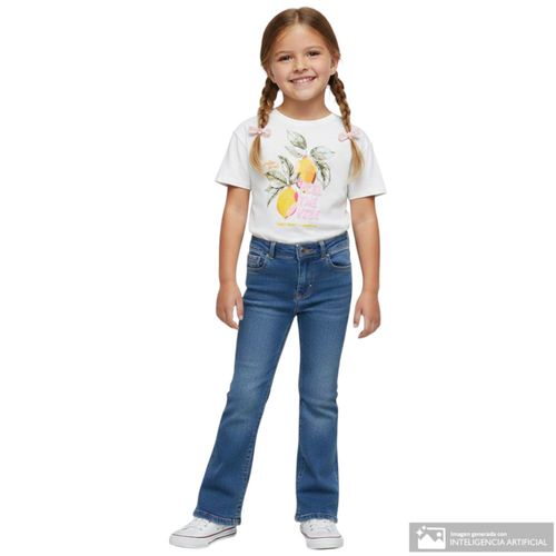 Camiseta blanca con estampado para niña