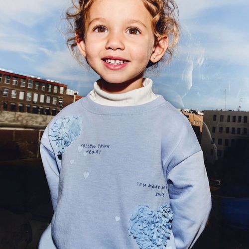 Sudadera azul con detalles en relieve para bebé niña