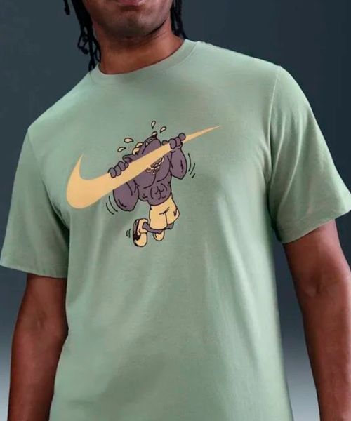 Camiseta deportiva Nike Sportswear verde estampada para hombre