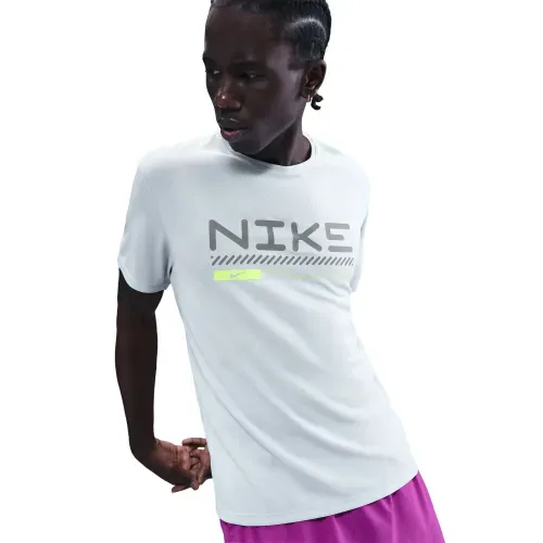 Camiseta deportiva Nike running gris estampada para hombre