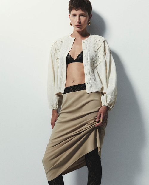 Blusa Sfera casual beige de manga larga para mujer
