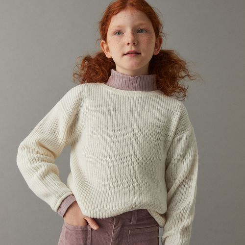 Suéter beige tejido para niña
