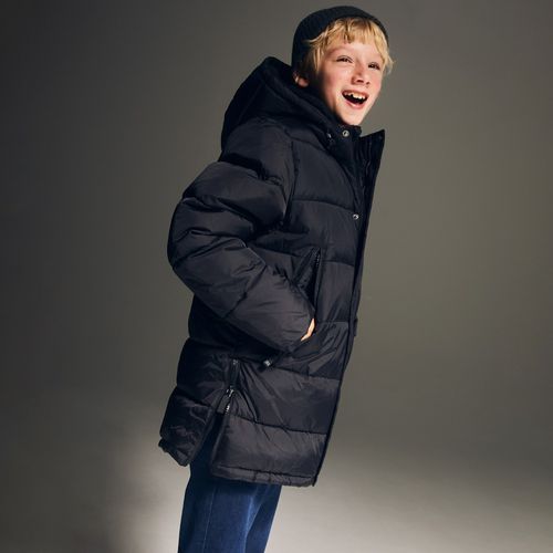 Chaqueta hooded negra acolchada para niño